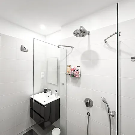 Elegant Heritage Ap - King Bed & Rooftop View *