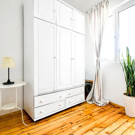 Elegant Heritage Ap - King Bed & Rooftop View