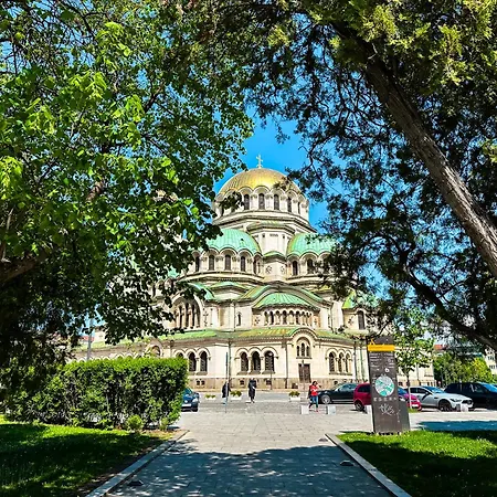 Elegant Heritage Ap - King Bed & Rooftop View
