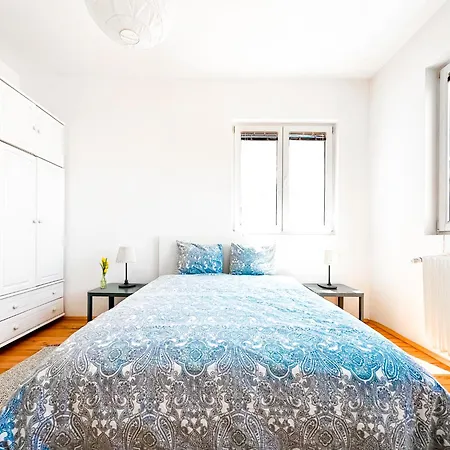 Elegant Heritage Ap - King Bed & Rooftop View Sofia