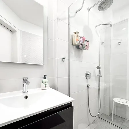 Elegant Heritage Ap - King Bed & Rooftop View Apartman